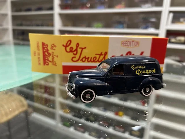 Peugeot 203 Berline 1954 “Garage Peugeot” 1/43 - Vins Rouges Harmonieux pour Chaque Occasion NOS OCCASIONS | Garage Grimaux Saint-Léger
