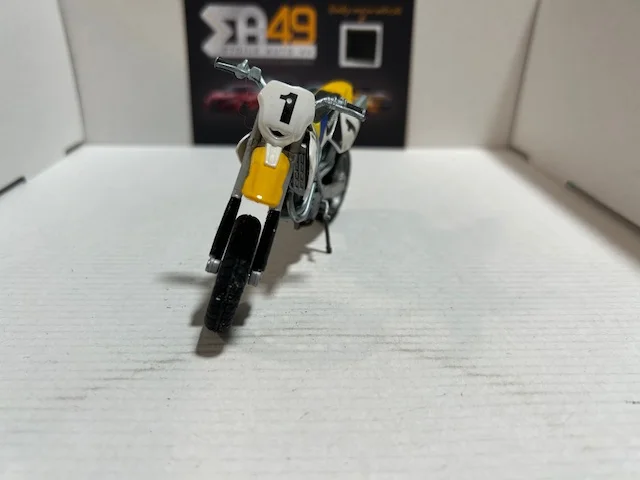 Moto surprise Husqvarna 1998 TE 610 Supermotar 1/18 - Vins Rouges Harmonieux pour Chaque Occasion