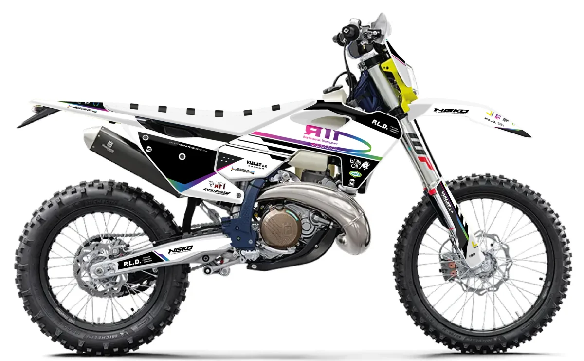 Kit déco NG Husqvarna 125 / 250 / 300 / 350 / 450 / 501 TE / FE 2024 -> 2025 | Team RID 2025 - Tout pour Créer des Expériences Mémorables en Extérieur PREMIER COUP D'OEIL ! ÉDITIONS D'USINE HUSQVARNA FC2025 & FC250 450 -  Motocross Action Magazine