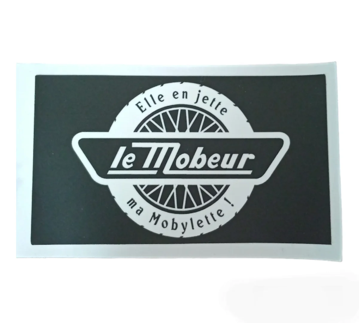 Stickers "le mobeur" grand modèle - Des Équipements Pensés pour Profiter de Chaque Instant Dehors Salut les mobeurs ✌️ C'est ma première mobylette et je voudrais la custom  style chopper ( haut guidon ) pour commencé je voudrais changé le guidon ,  on m'a conseillé de changer