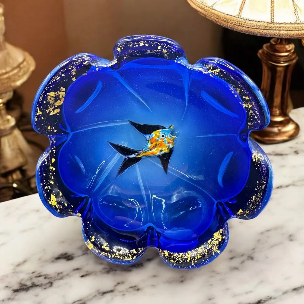 Rare ancien cendrier en verre Vénitien – Murano – Venise – Italie – Soufflé à la main – Bleu cobalt – Doré à la feuille d’or – Décor poisson jaune et noir – Des années 60/70 – Collection – Décoration - Éclairage de qualité