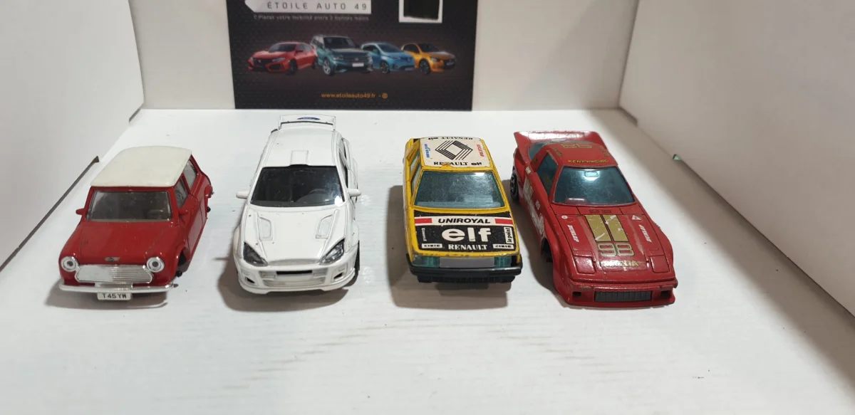Lot de 4 Véhicules Burago 1/43 R18 – Mini – Focus – Mazda RX7 - Vins Rouges Harmonieux pour Chaque Occasion - {'count': 1, 'name': 'Malaysia'}